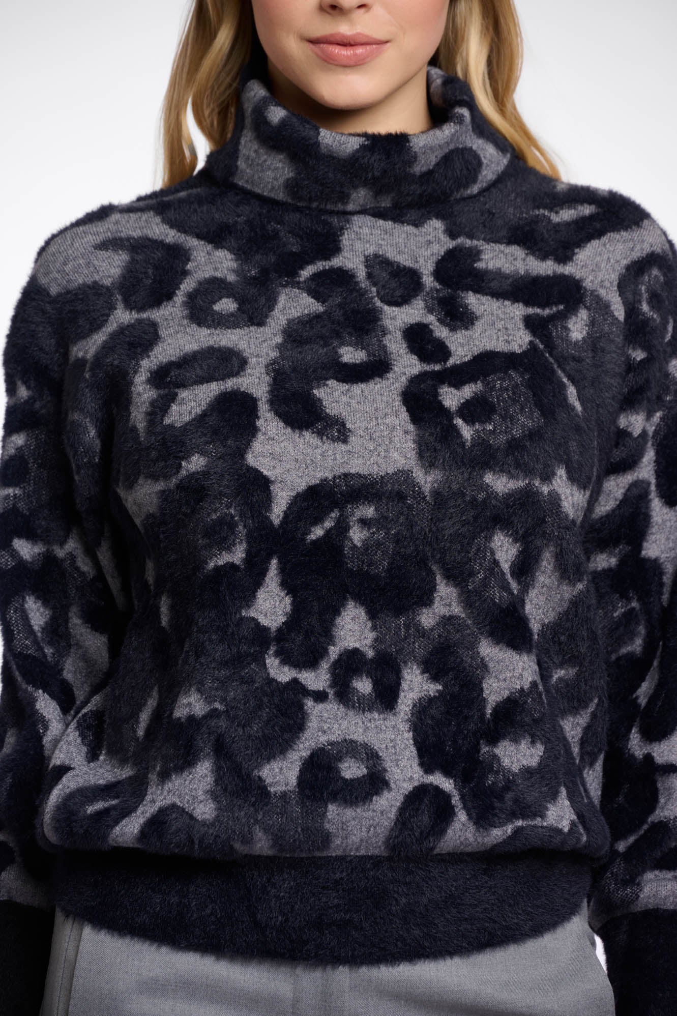 Grey black leo