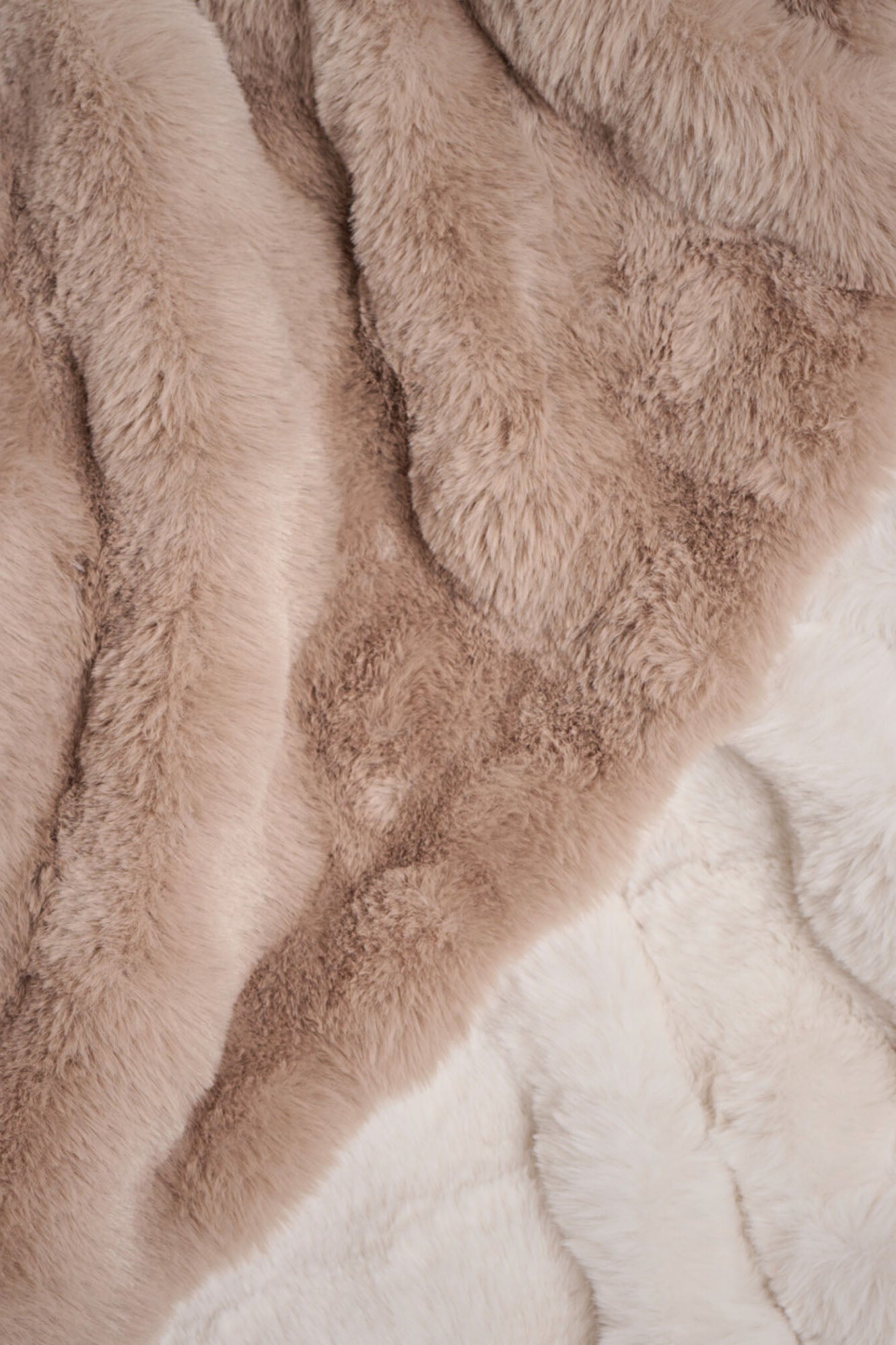 Serge faux fur blanket
